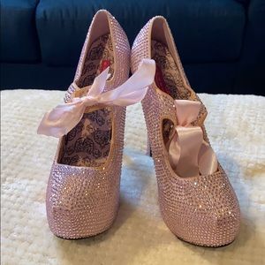 Sequined pumps